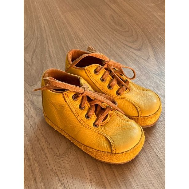 BOSÉ KOŽENÉ PEGRESKY B1094 žlutá