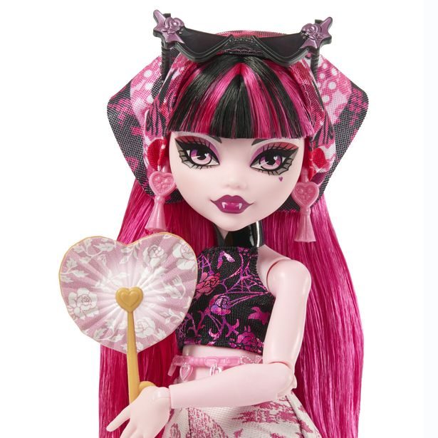Monster High SKULLTIMATE SECRETS Destination panenka - DRACULAURA