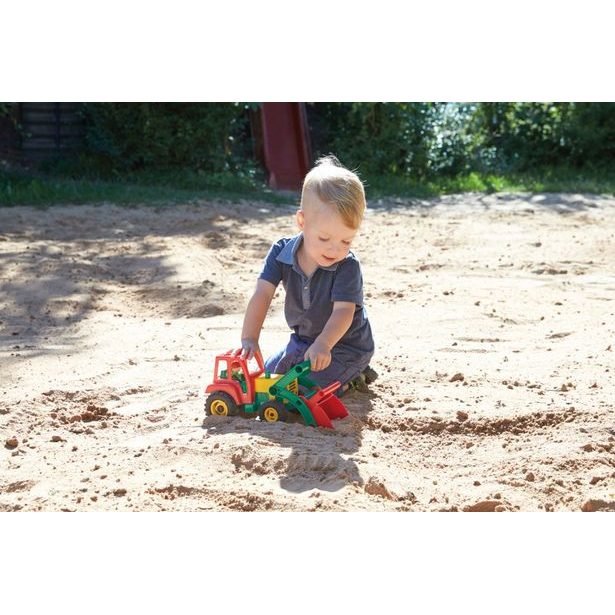 Aktivní traktor se lžící