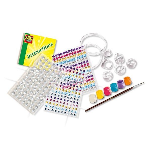 Výroba třpytivých prstýnků a náramků