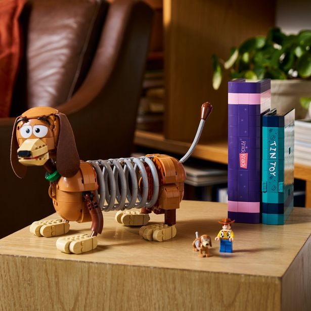 Knižní zarážky: Slinky z filmu Toy Story