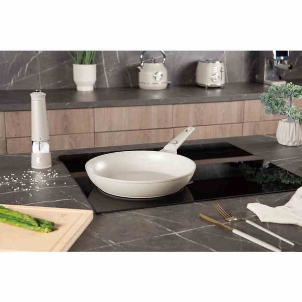 BERLINGERHAUS Pánev s titanovým povrchem 28 cm Sahara Collection BH-8054