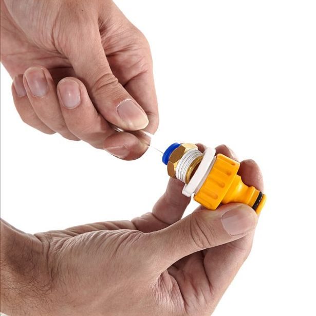 Dětská houpačka s kovovou konstrukcí a tryskou na výrobu mlhy