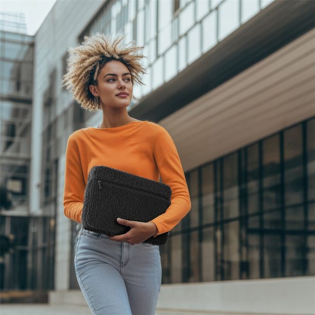 Hama Cozy, obal na notebook, 14,1-15,6" (36-40 cm), chlupatý, přední kapsa, černý