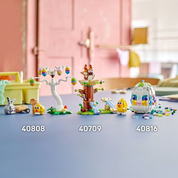 Velikonoční zajíček, kuřátko a sběr vajíček