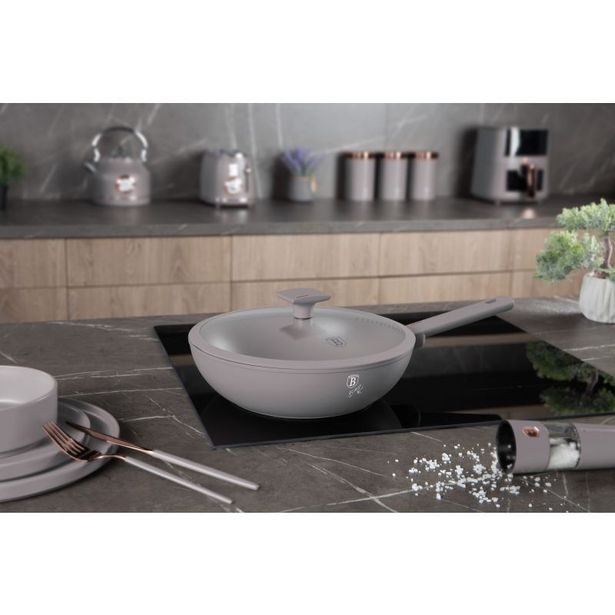 BERLINGERHAUS Pánev WOK s titanovým povrchem a poklicí 28 cm Taupe Collection BH-8094