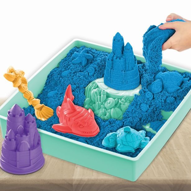 KINETIC SAND KRABICE TEKUTÉHO PÍSKU S PODLOŽKOU MODRÁ