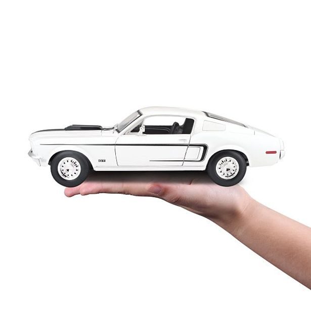 Maisto Maisto - 1968 Ford Mustang GT Cobra Jet, bílá, 1:18