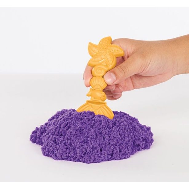 KINETIC SAND KRABICE TEKUTÉHO PÍSKU S PODLOŽKOU FIALOVÁ