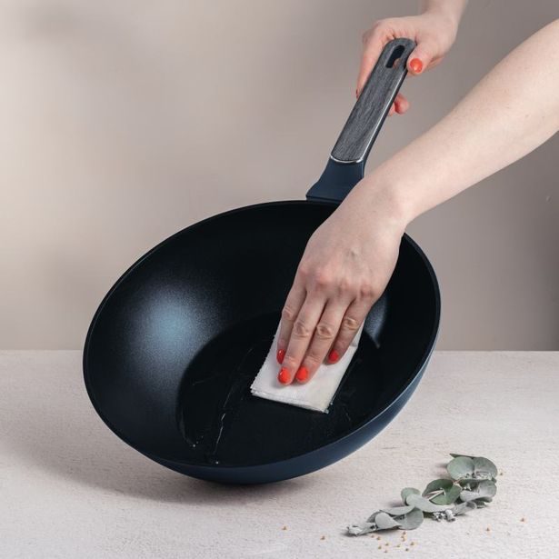 BERLINGERHAUS Pánev Wok s titanovým povrchem 28 cm Deep Sea Collection BH-8372