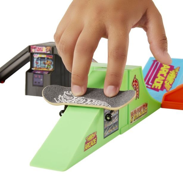 HW SKATES FINGERBOARD SKATEPARK HERNÍ SET ASST
