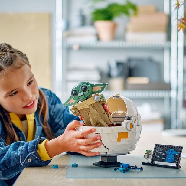 Grogu™ ve vznášejícím se kočárku