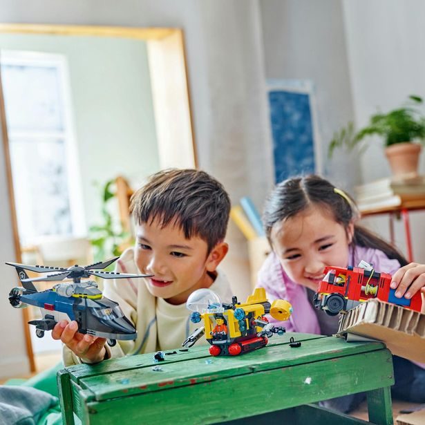 Remix: Helikoptéra, hasičský vůz a ponorka