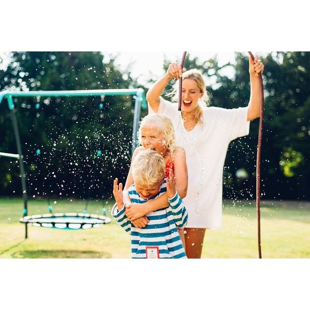 Houpací kruh s kovovou konstrukcí a tryskou na výrobu mlhy