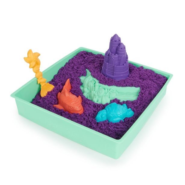 KINETIC SAND KRABICE TEKUTÉHO PÍSKU S PODLOŽKOU FIALOVÁ