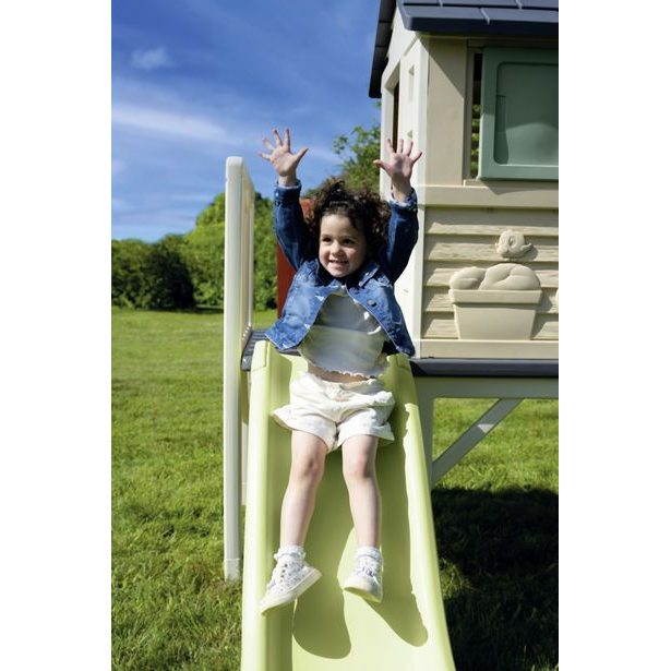 Domeček na pilířích se skluzavkou