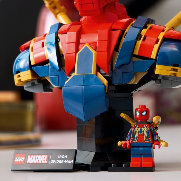 Busta Iron Spider-Mana