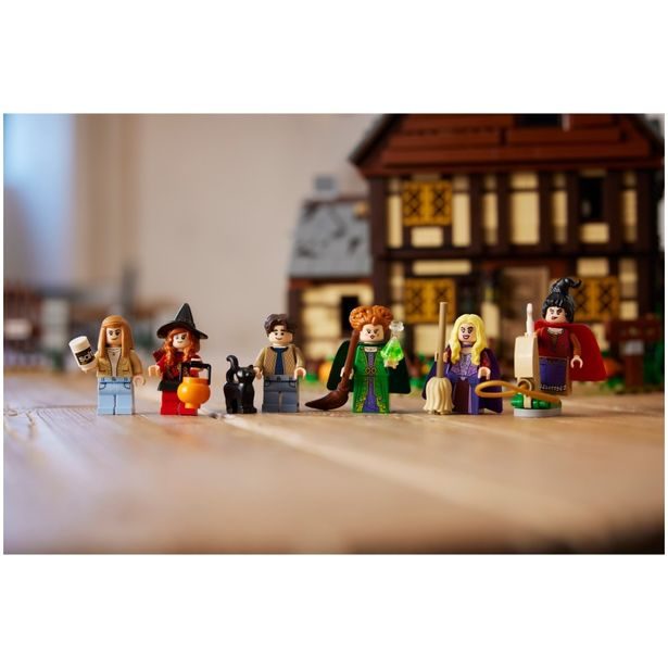 LEGO® Ideas Disney Hokus pokus: Chatka sester Sandersonových