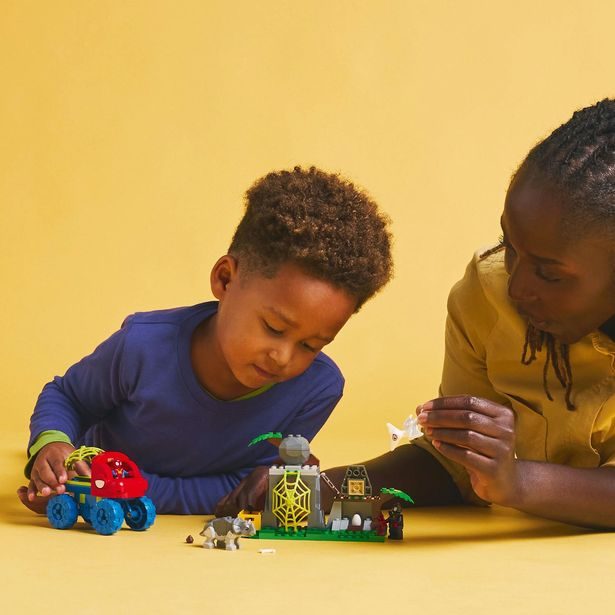 Spideyho tým a záchrana dinosaurů s truckem