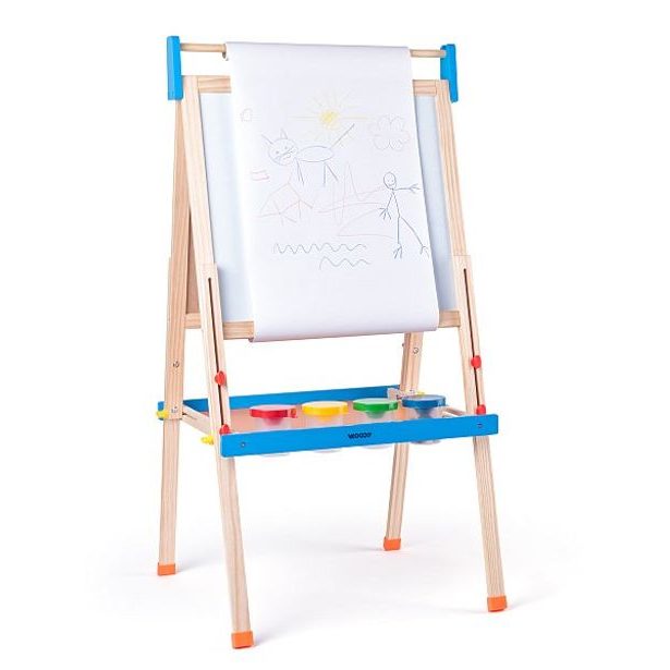 Tabule "ABC" s písmeny, s rolí papíru a kelímky