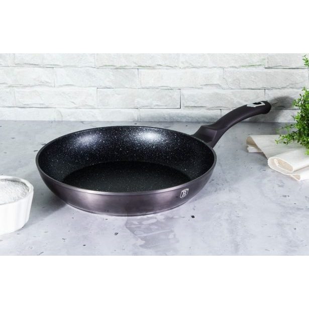 BERLINGERHAUS Pánev s mramorovým povrchem 24 cm Carbon PRO Line BH-6889