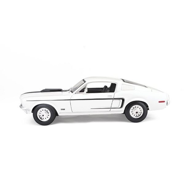 Maisto Maisto - 1968 Ford Mustang GT Cobra Jet, bílá, 1:18