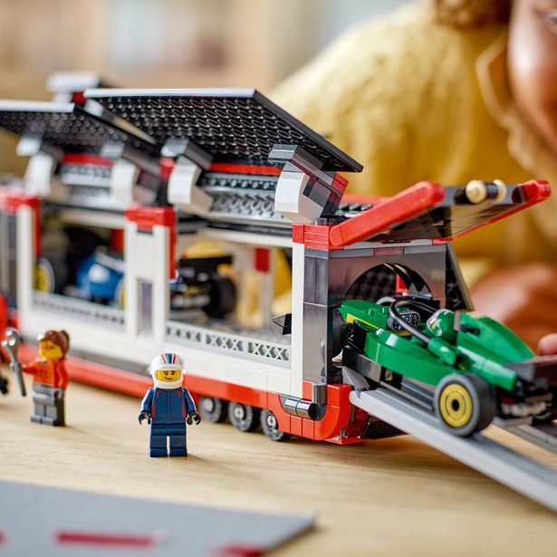 Kamion F1® s vozy F1® RB20 a AMR24