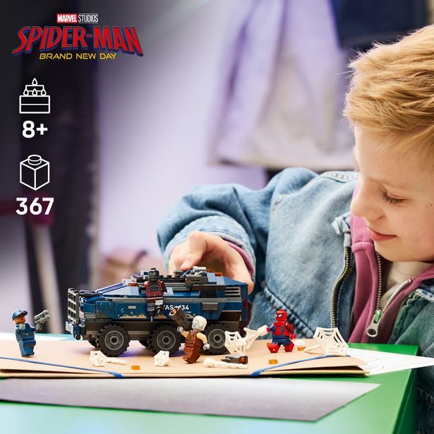 Spider-Man a honička za vězeňským transportérem