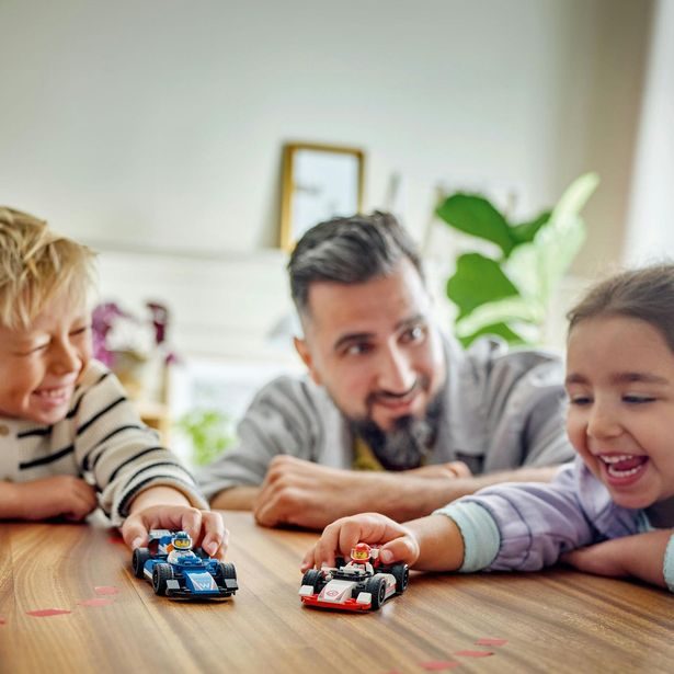 Závodní vozy F1® Williams Racing a Haas F1®