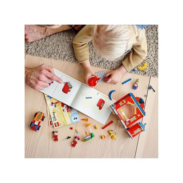 Hasičská stanice a auto Mickeyho a přátel