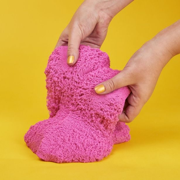 KINETIC SAND BALENÍ TŘPYTIVÉHO RŮŽOVÉHO PÍSKU 0,9 KG