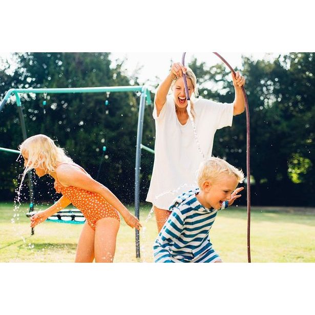 Houpací kruh s kovovou konstrukcí a tryskou na výrobu mlhy