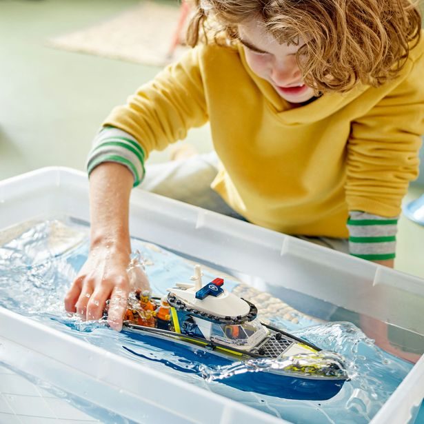 Honička v policejní lodi