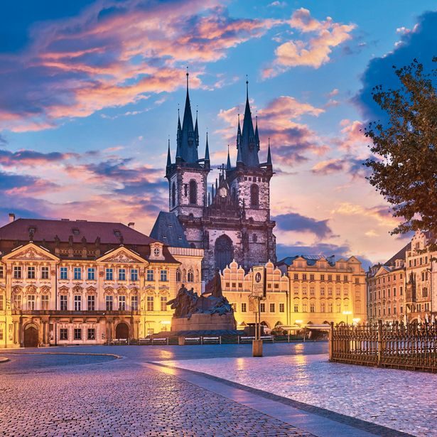 NOTIQUE Poznámkový kalendář Praha 2027, 30 x 30 cm