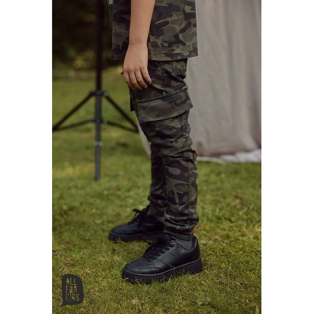 Chlapecké maskáčové tepláky s bočními kapsami