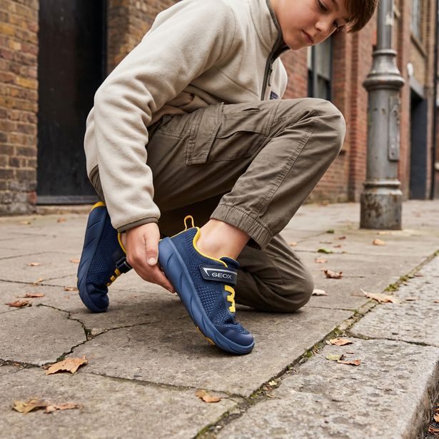 Tmavě modré chlapecké barefoot tenisky Geox Foot-run