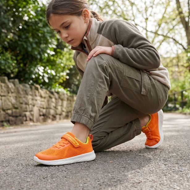 Oranžové chlapecké barefoot tenisky Geox Foot-run