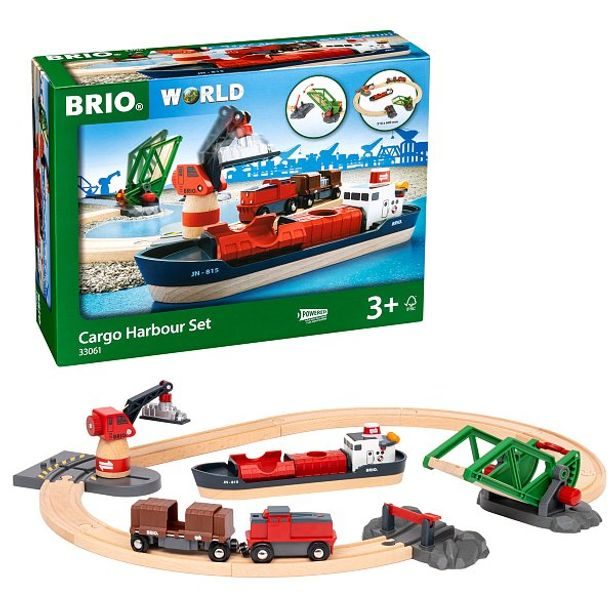 Přístaviště s nákladní lodí a kolejemi