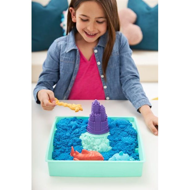 KINETIC SAND KRABICE TEKUTÉHO PÍSKU S PODLOŽKOU MODRÁ