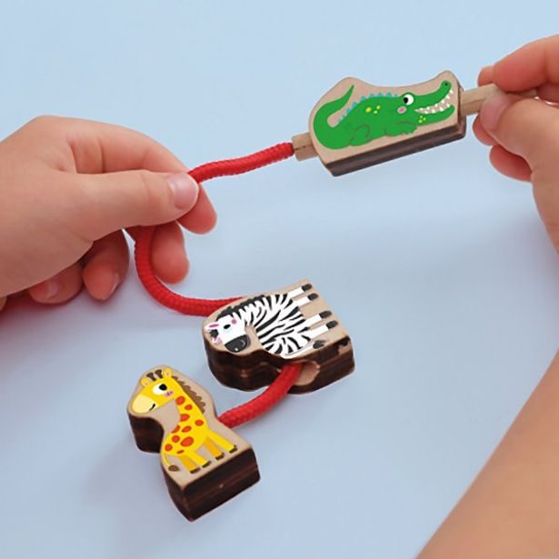 Moje první navlékání dřevěných korálků zvířátek