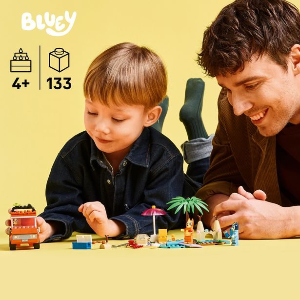 Bluey a rodinný výlet autem na pláž
