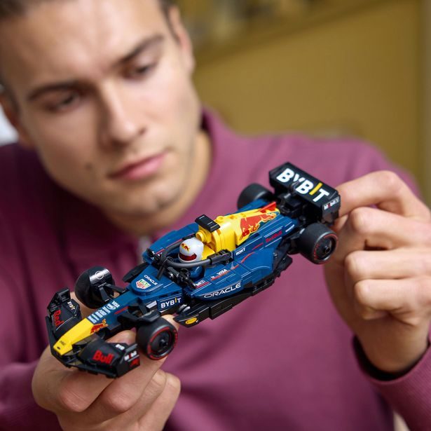 Závodní auto Oracle Red Bull Racing RB20 F1®