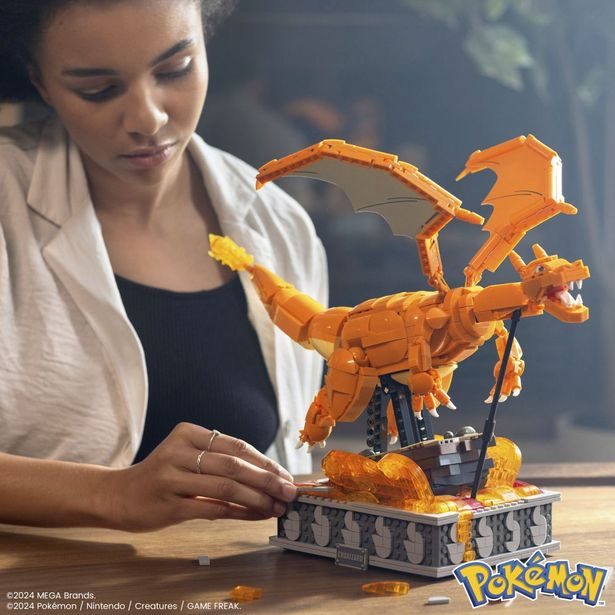 MEGA POKÉMON POHYBLIVÁ FIGURKA - CHARIZARD