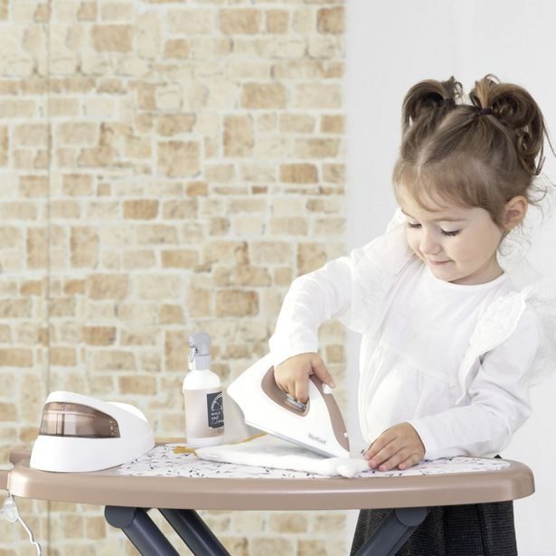 Tefal Žehlící prkno a žehlička se základnou