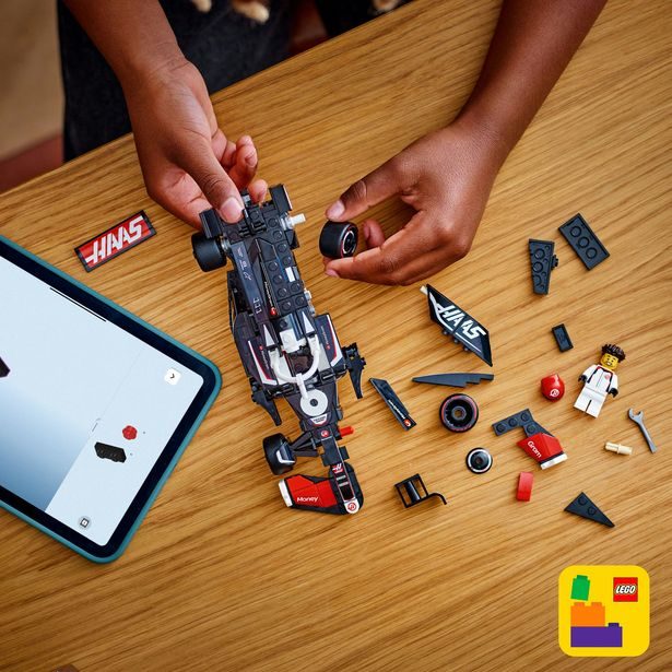 Závodní auto MoneyGram Haas F1® Team VF-24