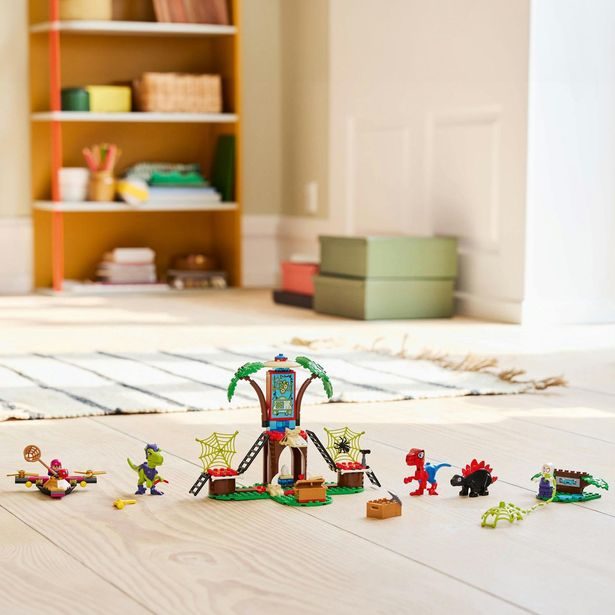 Spidey, Gobby a raptoří bitva na základně na stromě