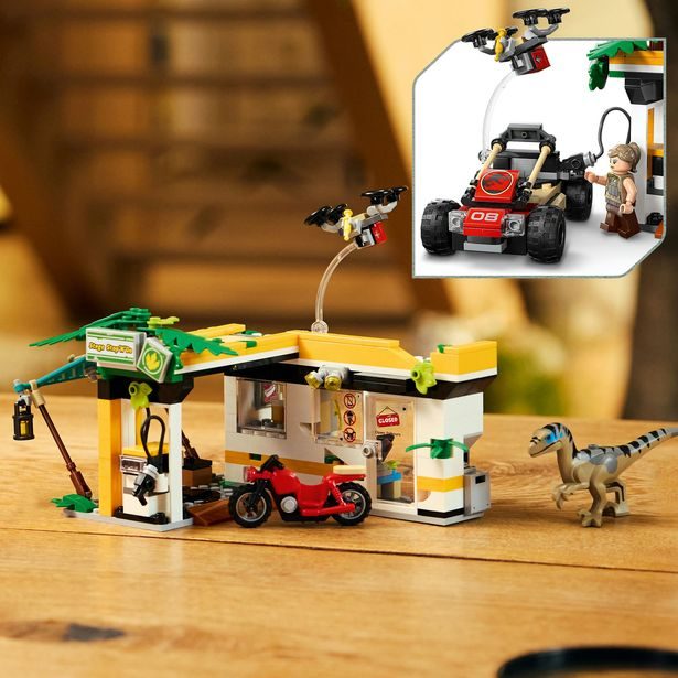 Mise na sledování raptora a titanosaura