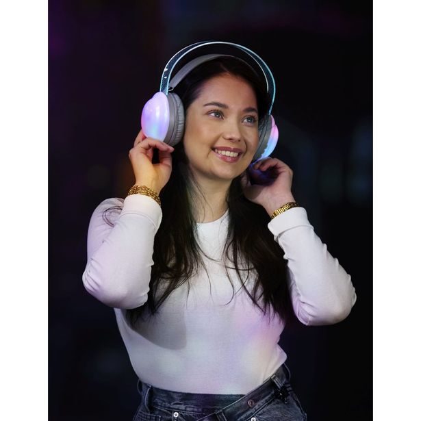 GRUNDIG Bezdrátová bluetooth sluchátka GRUNDIG s RGB osvětlením, 200mAh ED-233633