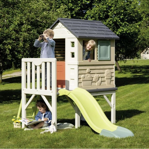 Domeček na pilířích se skluzavkou