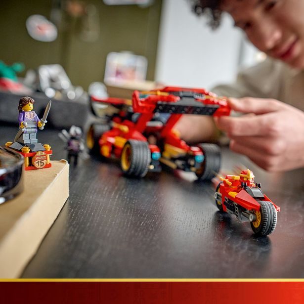 Kaiův červený bourák: 15 let NINJAGO